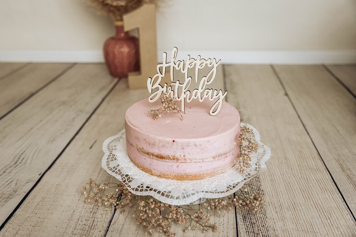 torte sahne erdbeer rosa happy birthday Bildgefühle,Odenwald,Fotografie,Fotograf,Fotografin,Fotografieren,Bilder,Fotos,Fotostudio,Studio,Shooting,Babyfotografie,Babyfotos,Newborn,Baby,Neugeborenenfotografie,Kinder,Kinderfotos,Kinderfotografie,Familie,Familienfotos,Familienfotografie,Babybauch,Babybauchshooting,Portraits,Paarfotografie,Couple,Paare,Pärchen,MeTime,Frauenfotografie,Familienfotografin,Natürliche Fotos,CakeSmash,Geburtstagsshooting,Erster Geburtstag,1.Geburtstag,Schau mal wie ich wachse,SMWIW,First Shooting,Coaching für Fotografen,Business,Coaching,Businessguide,Videografie,Mentoring für Fotografen,1:1 Coaching,Fotografenbusiness,Erinnerungsfilm,Familienfilm,Homestory,zu Hause,Natur,Outdoor,Boho,Herbst,Frühling,Sommer,Winter,Höchst im Odenwald,Sandbach,Darmstadt,Aschaffenburg,Erbach,Michelstadt,Wörth am Main,Obernburg,Miltenberg,Breuberg,Dieburg,Reinheim,Reichelsheim,Groß-Umstadt,Brensbach,Otzberg,Frankfurt,Mannheim,Heidelberg, Shootinghaus, Shootinghaus am Wald, Shootinggarten
